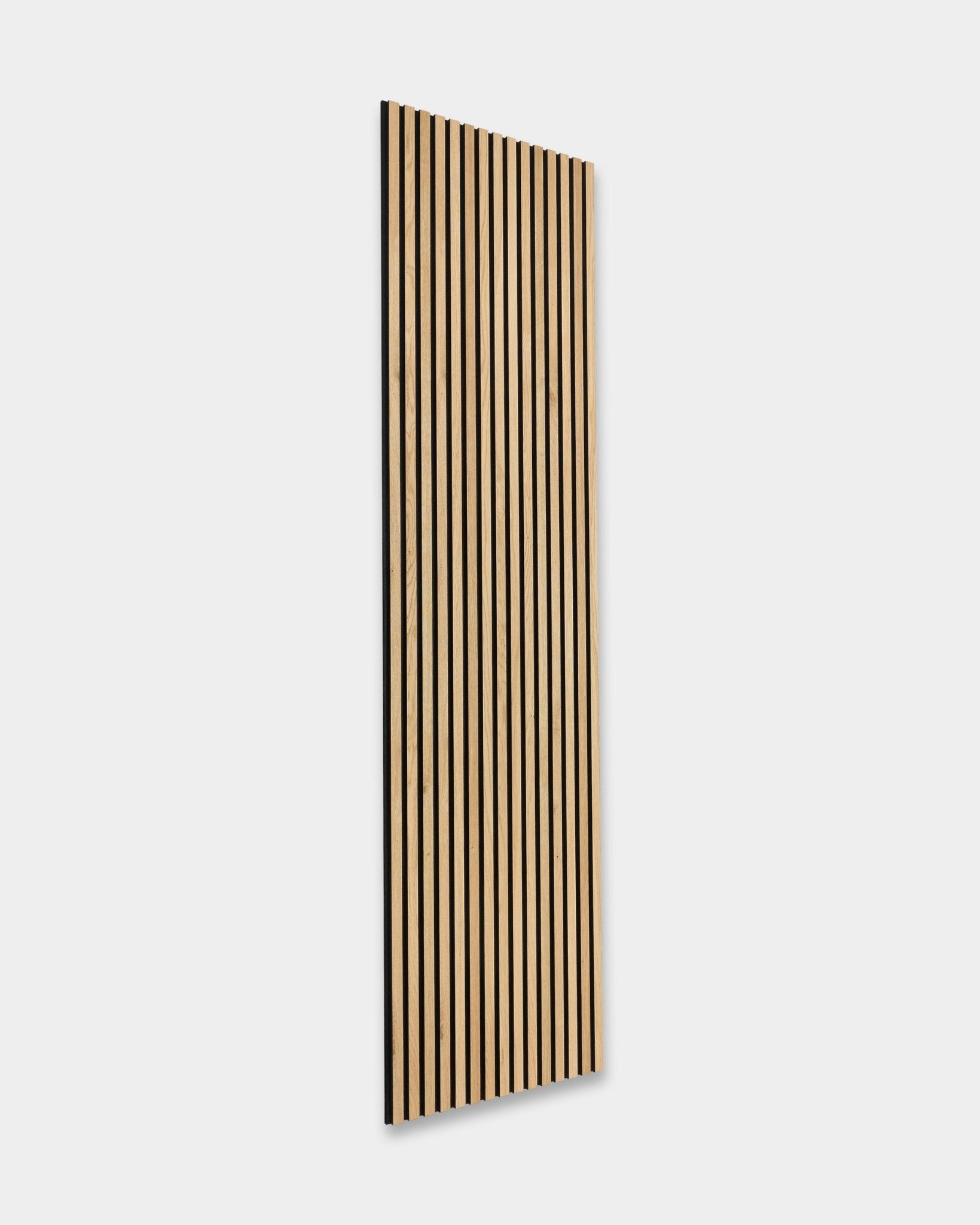Den rustikke Akupanel i Natural Oak (300x60 cm) fra WoodUpp lener mot høyre foran en lys grå bakgrunn og viser nordisk design av Akustikkpanel.